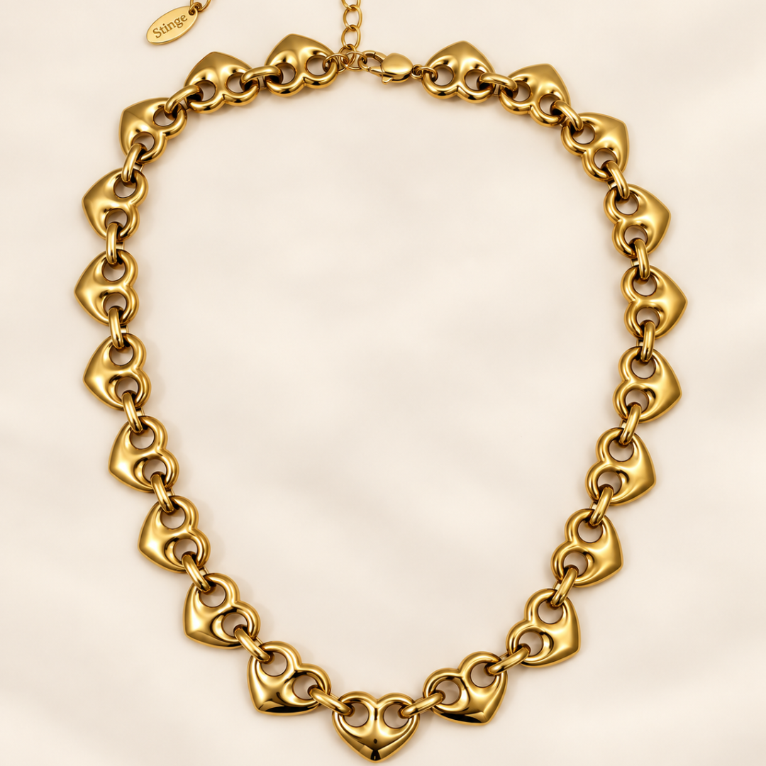 Collar Latido dorado con cadena de calabrote en forma de corazón llevado al cuello. acero inoxidable pvd