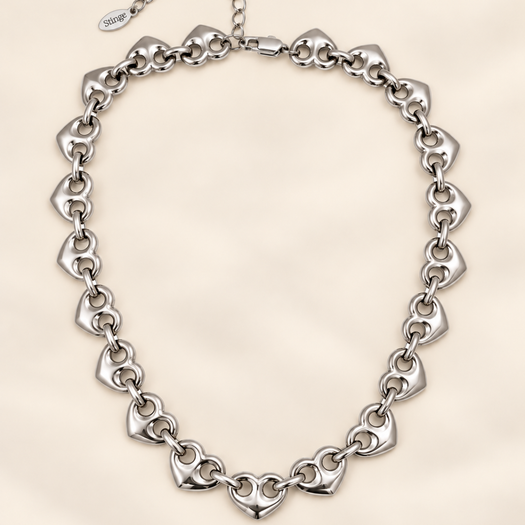 Collar Latido plateado con cadena de calabrote en forma de corazón llevado al cuello. acero inoxidable