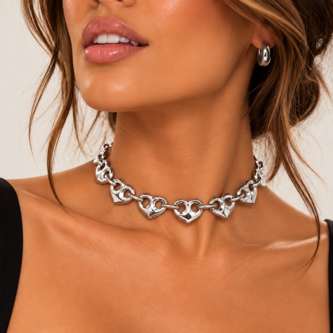 Collar Latido de sfinge con cadena de calabrote en forma de corazón llevado al cuello.