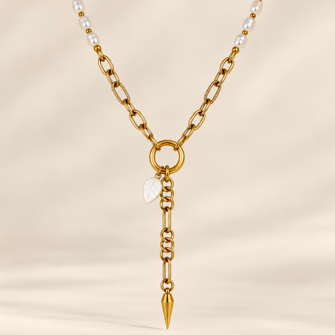 Collar Elara dorado con perlas de agua dulce, aro central y colgante de hoja de nácar de sfinge