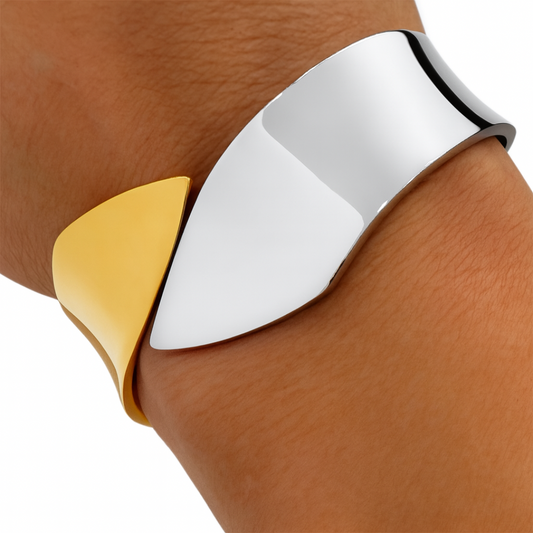 Brazalete Sfinge bicolor de acero inoxidable plata y oro en muñeca