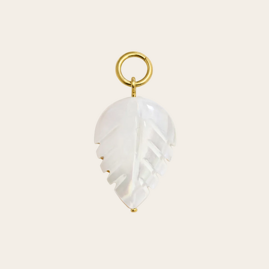 charm pluma en dorada de infinity