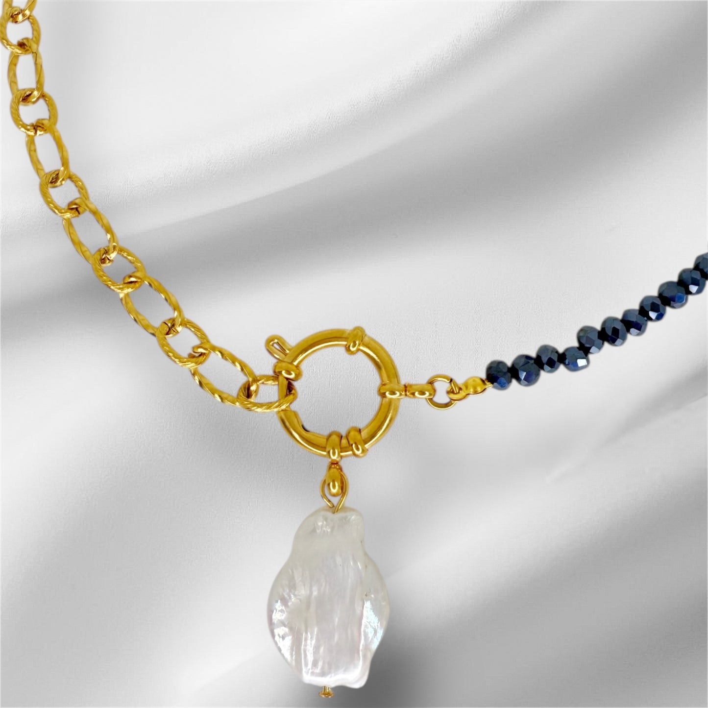 Gargantilla Boreal con cristal facetado y perla barroca