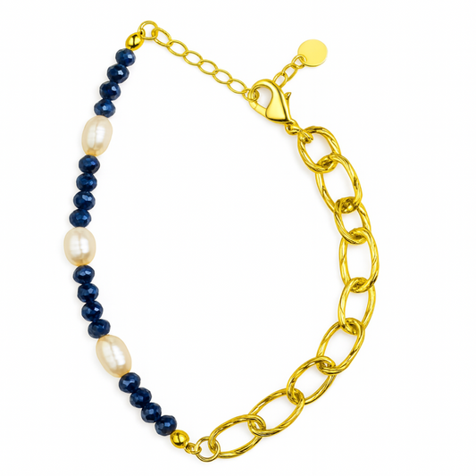 Pulsera Boreal de acero con cristales facetados azules y perlas naturales – acabado plateado.
