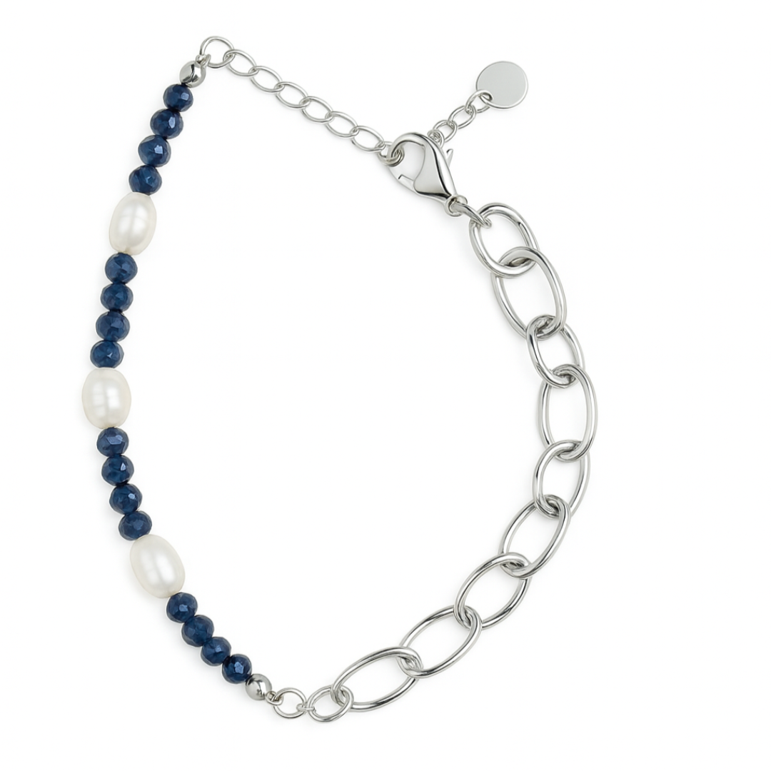 Pulsera Boreal de acero con cristales facetados azules y perlas naturales – acabado dorado.