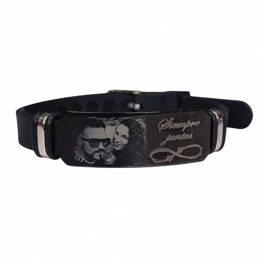 Pulsera personalizada de caucho y acero con fotograbado (foto y frase), diseño para parejas y familias de la marca Sfinge.
