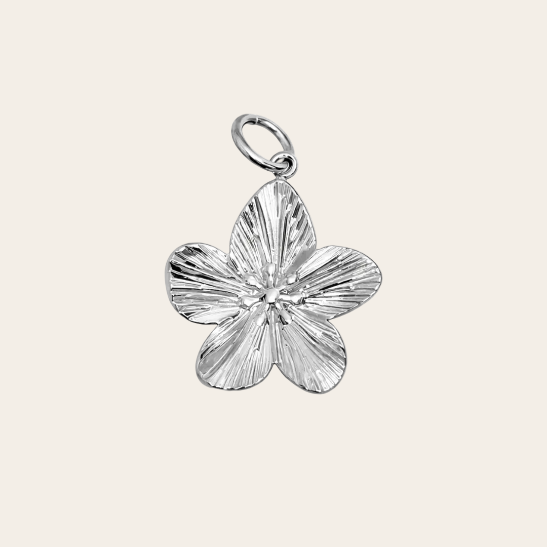 Charm flor texturizada de la colección Sfinge Infinity en acero plateado 
