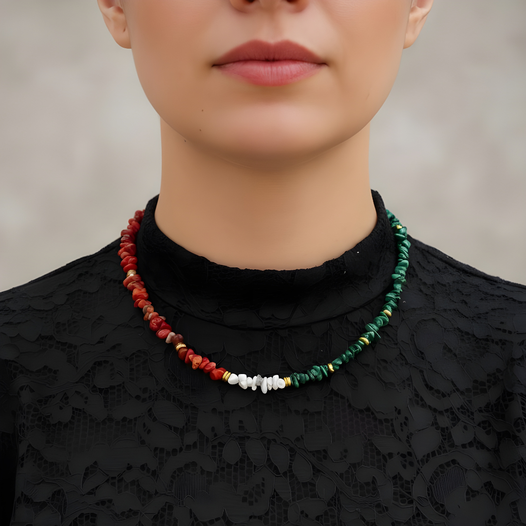 Gargantilla de Malaquita, Coral y Howlita Blanca – Marca Sfinge