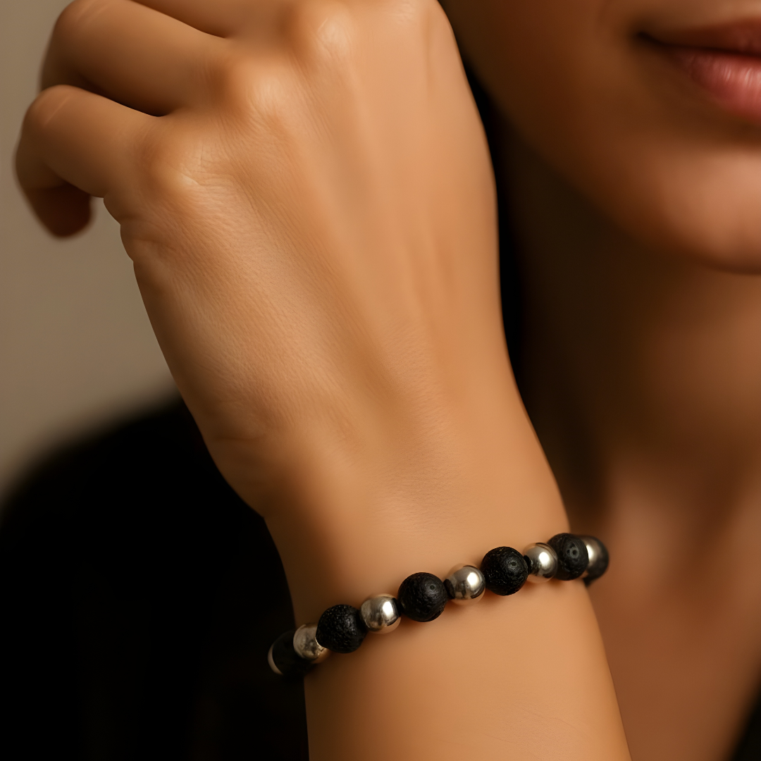 Pulsera artesanal con bolas de plata y piedras volcánica