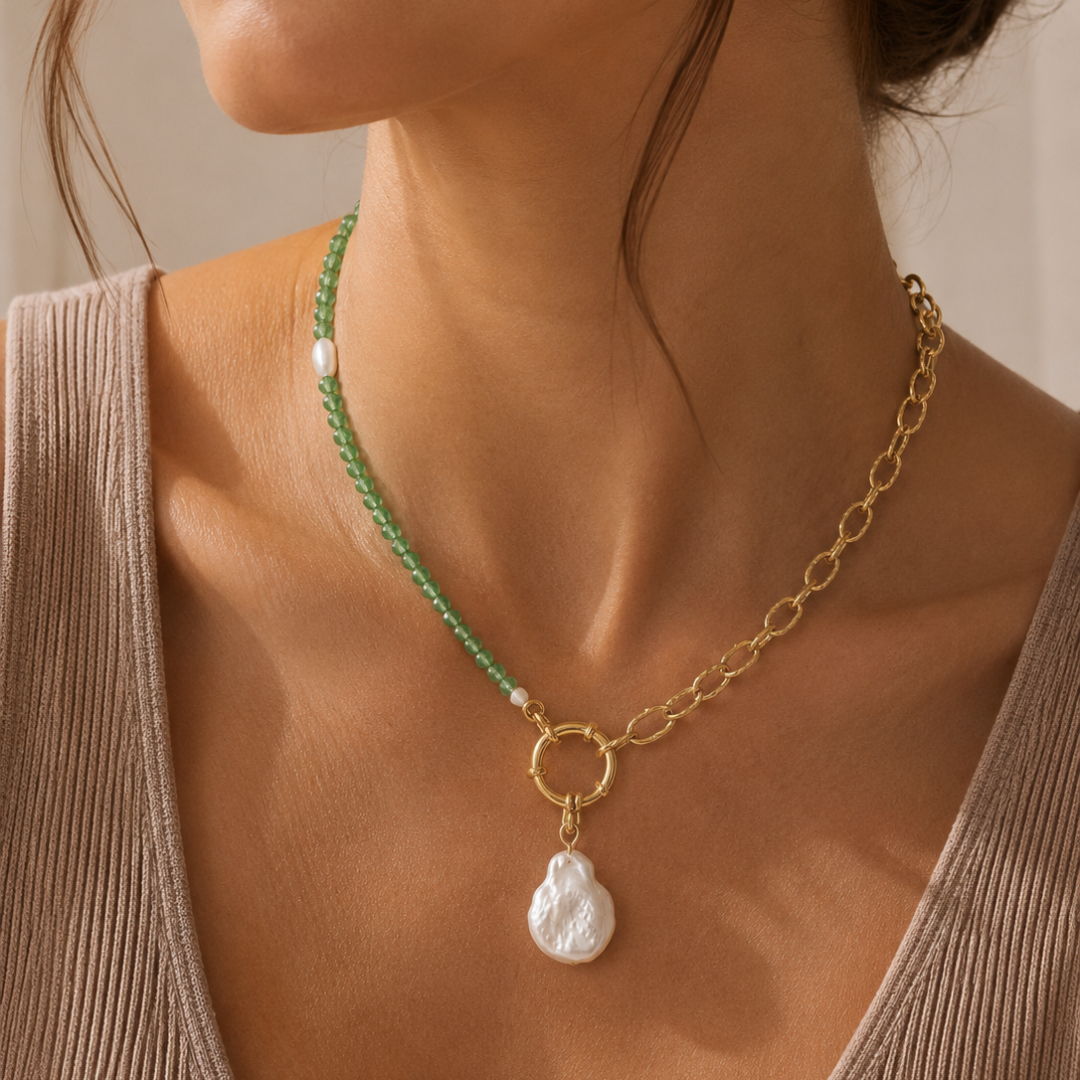 Gargantilla Boreal con cristal facetado verde y perla barroca natural – dorada- Sfinge Joyas