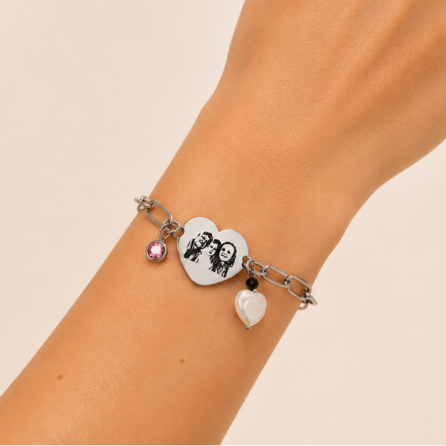 Pulsera personalizada con fotograbado estilo dibujo en corazón, con dije y detalles brillantes | Sfinge de acero inoxidable