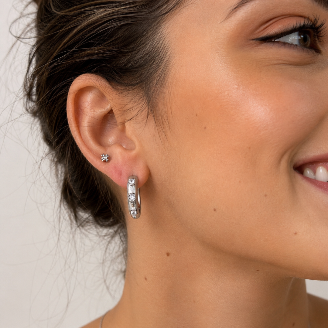 Pendientes de aro abierto con circonitas en acero inoxidable disponibles en plateado y baño de oro de sfinge