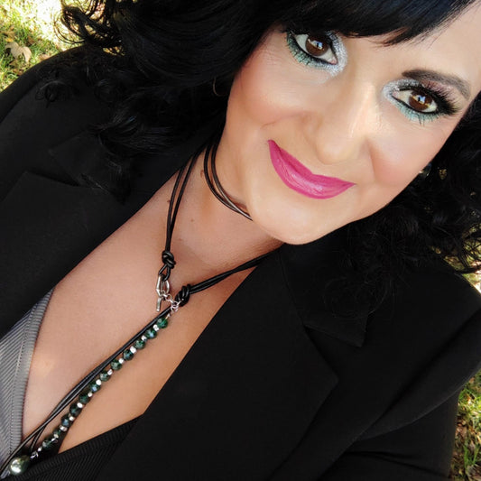 Gargantilla artesanal de piel con cristal facetado, acero y nácar natural – hecha en España por Sfinge Joyas