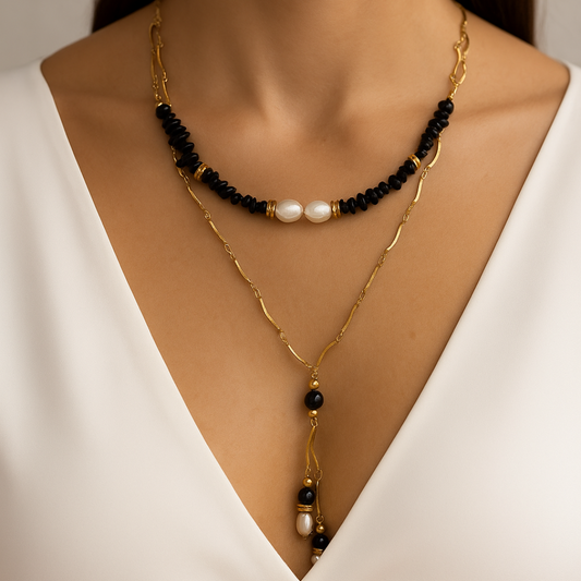 Gargantilla artesanal de ágata negra y perla natural – disponible en acero dorado o plateado – hecha en España por Sfinge Joyas