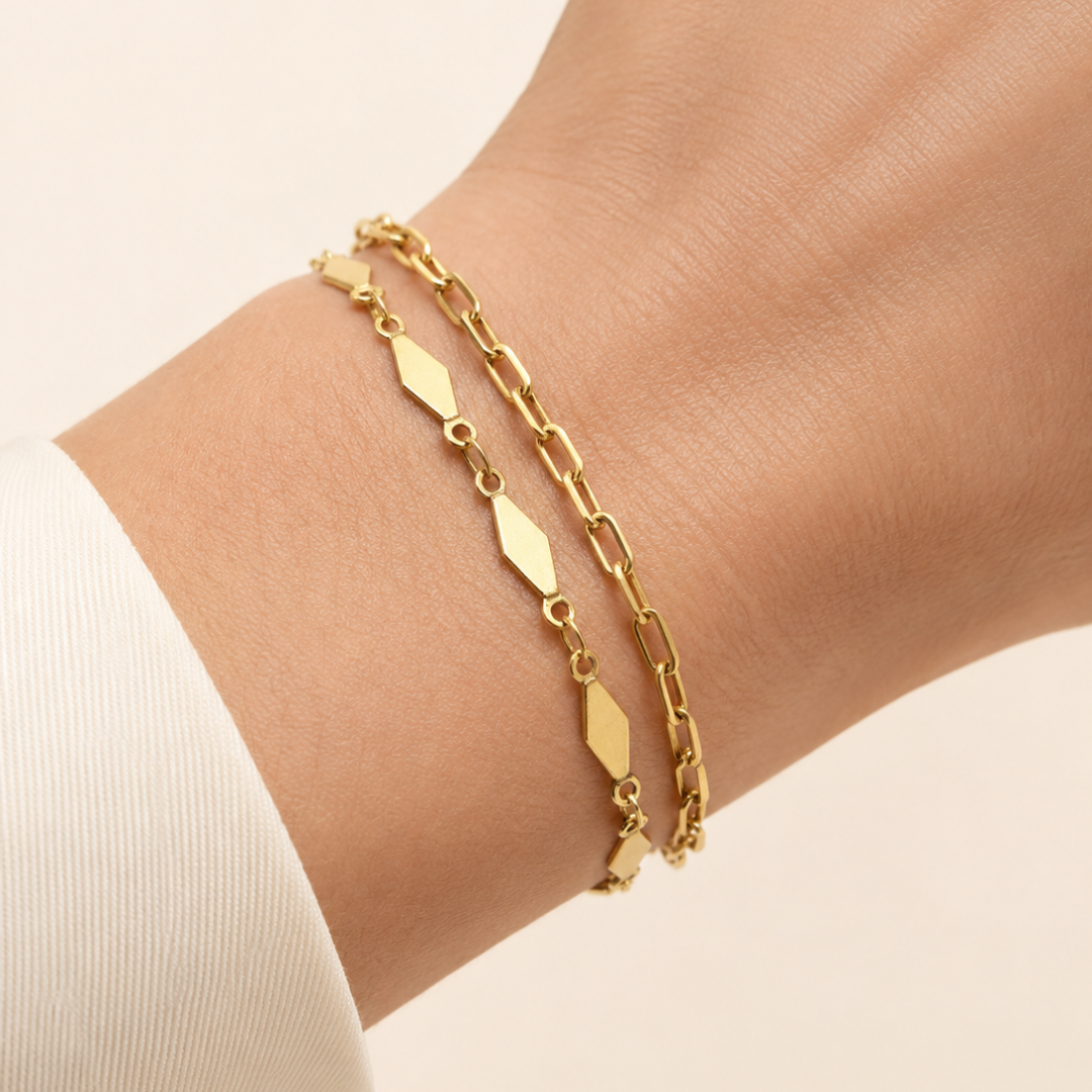 Pulsera fina con detalles geométricos disponible en dorado y plateado