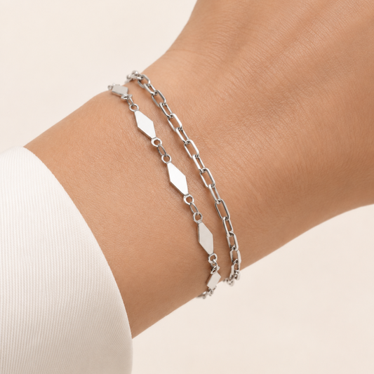 Pulsera geométrica de eslabones dorada en muñeca