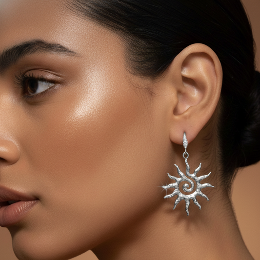 Pendientes Sol Radiante de acero en modelo – Sfinge Joyas