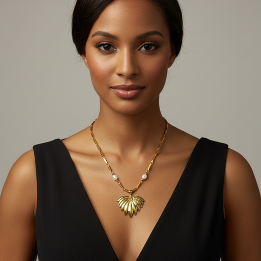 Gargantilla Alas de Fénix en modelo – Sfinge Joyas