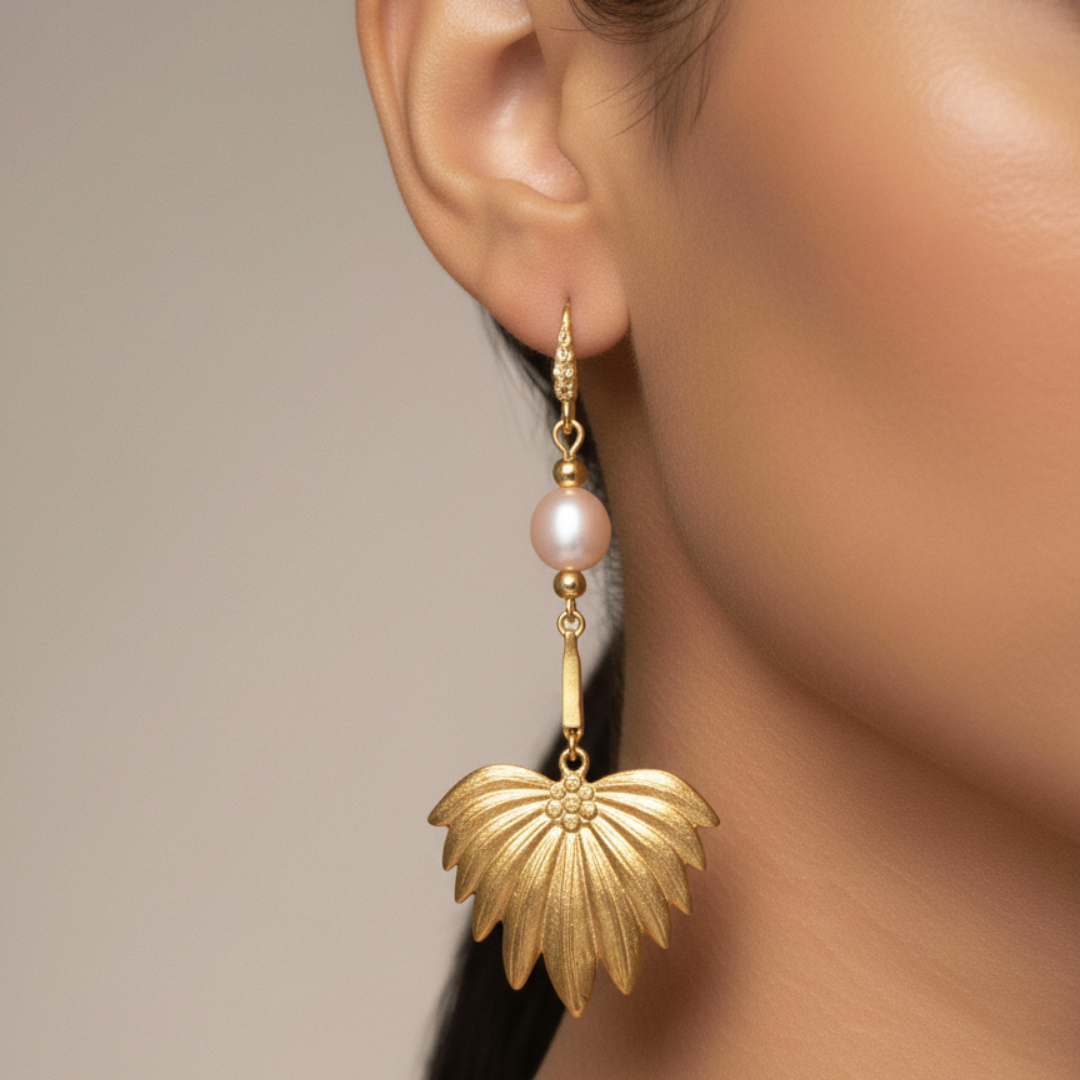 Pendientes Alas de Fénix largos con perla natural en modelo – Sfinge Joyas