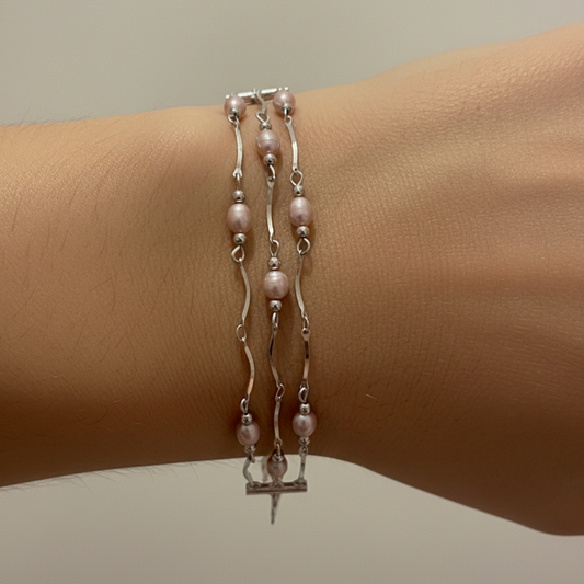 Pulsera de plata triple con perlas naturales en muñeca – Sfinge Joyas