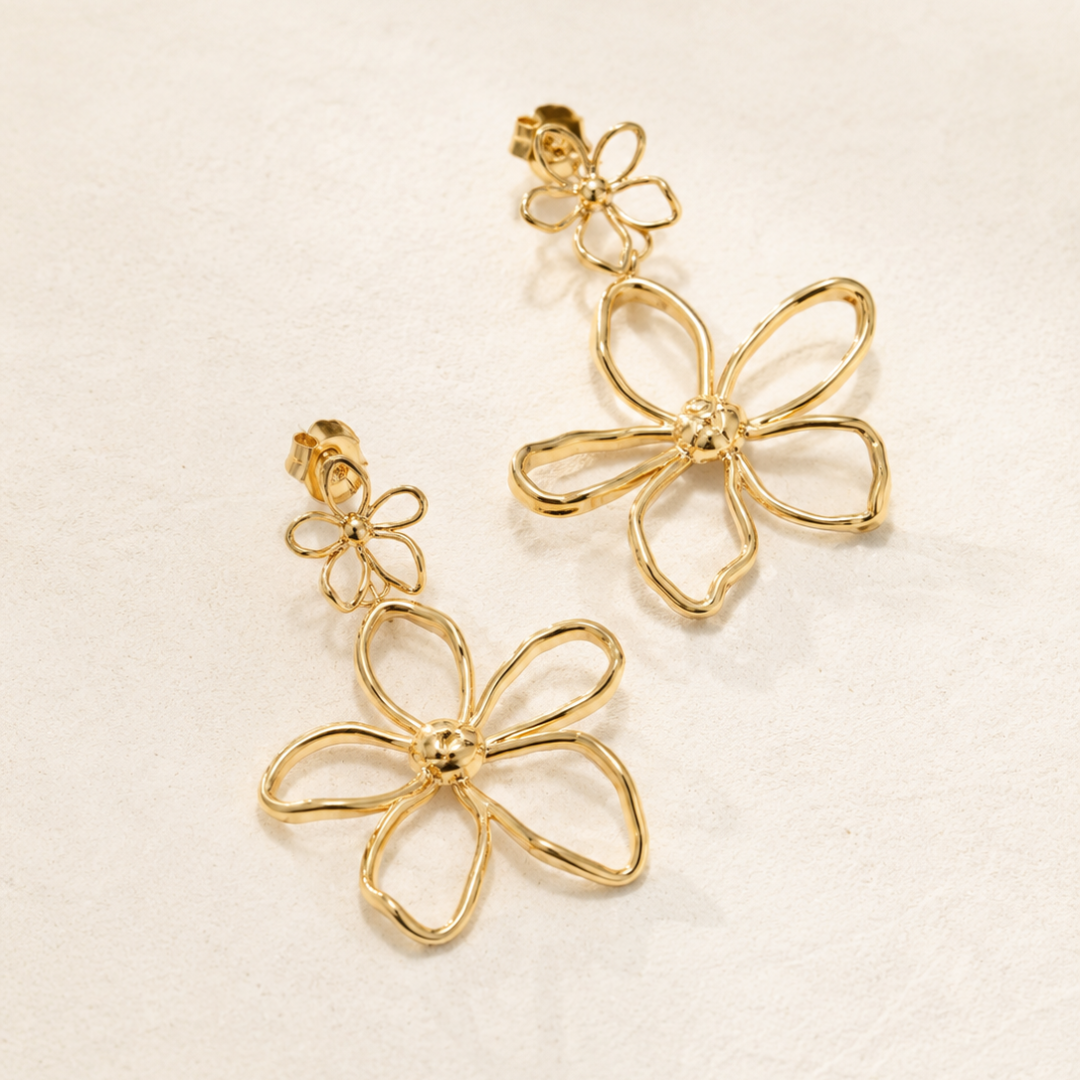 Pendientes de flores dorados largos en modelo