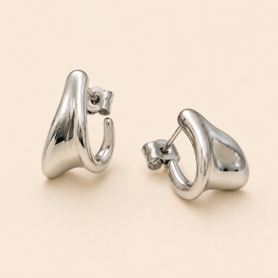 Pendientes modernos con volumen disponibles en dorado y plateado