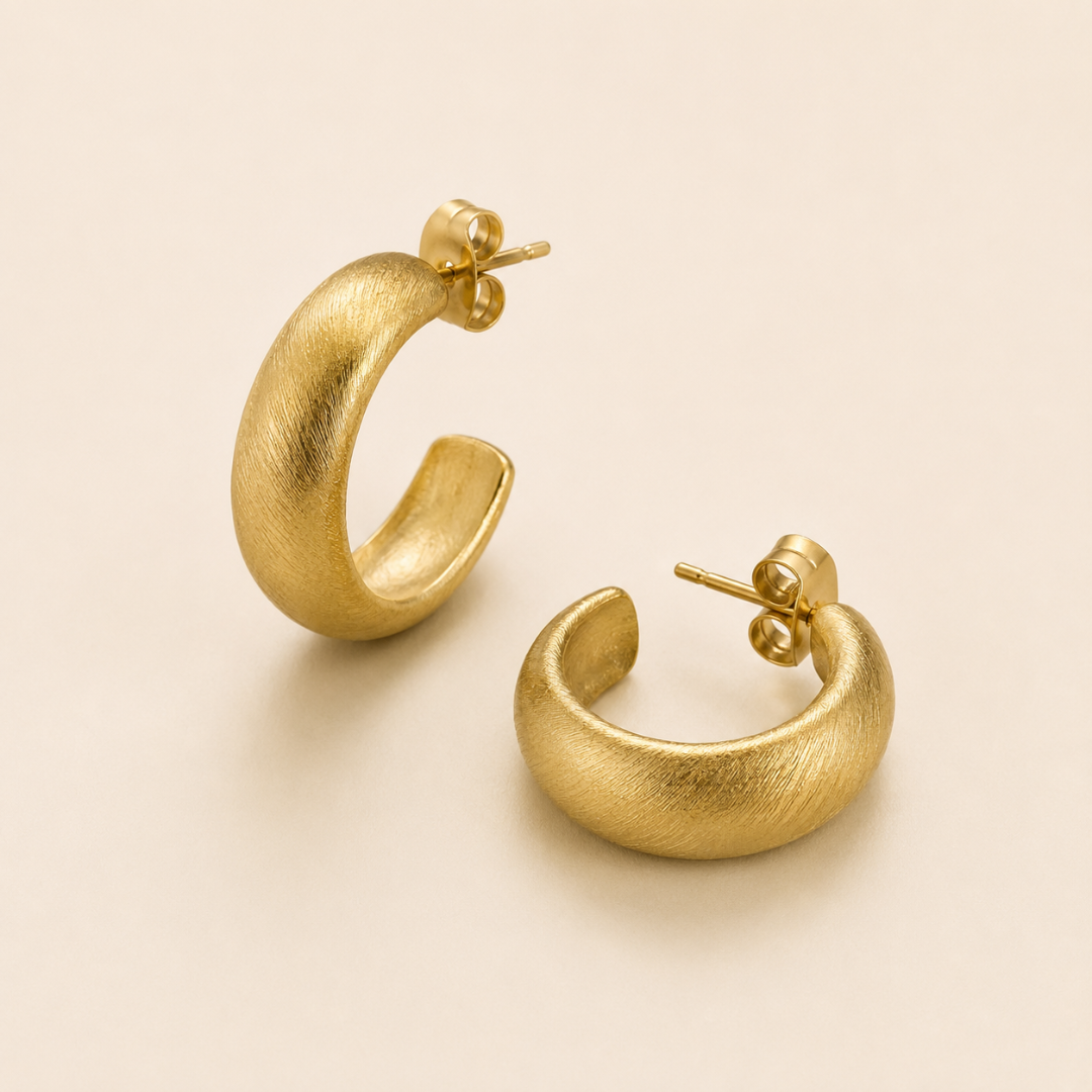 Aros satinados de acero con diseño elegante y textura suave