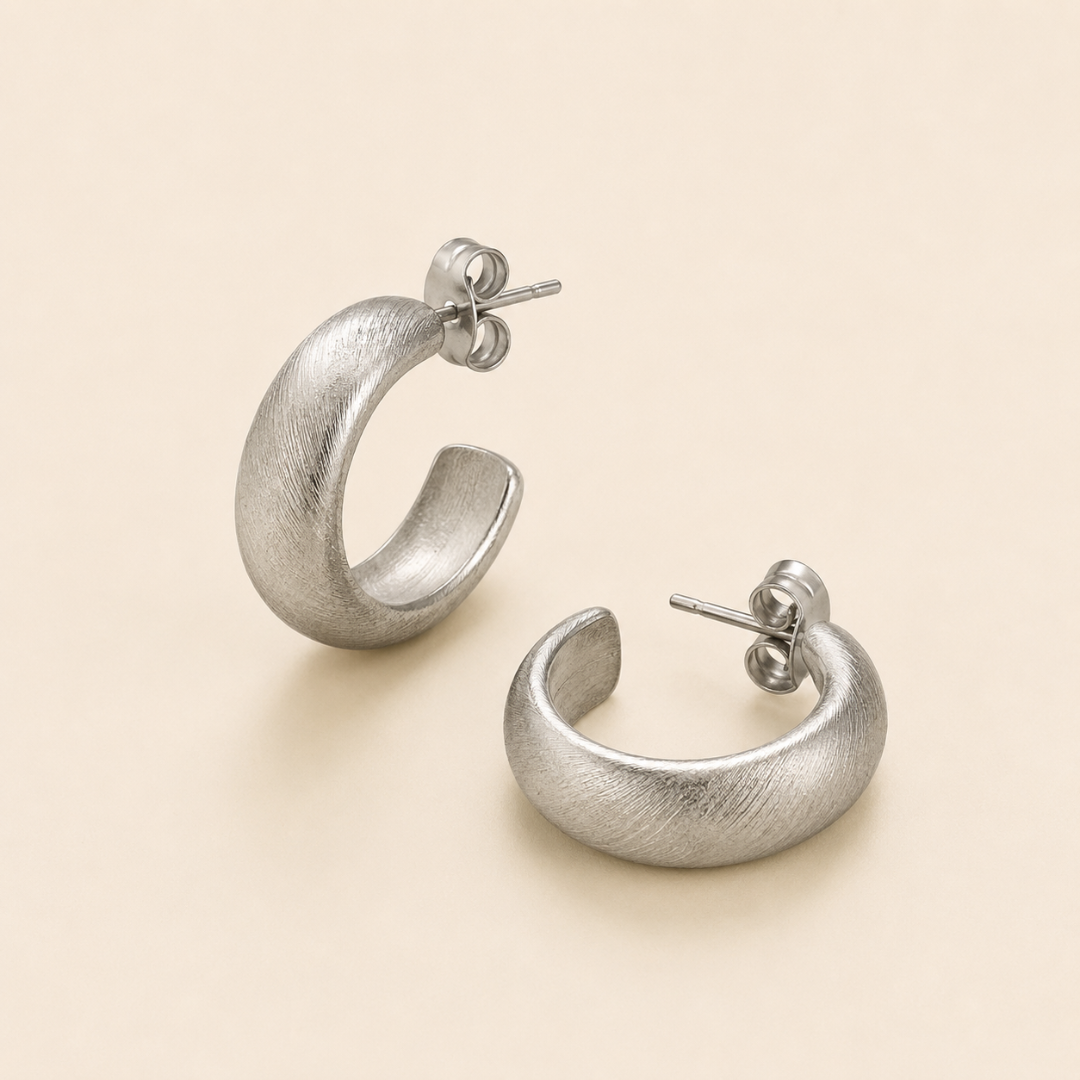Pendientes aro satinados con volumen disponibles en dorado y plateado