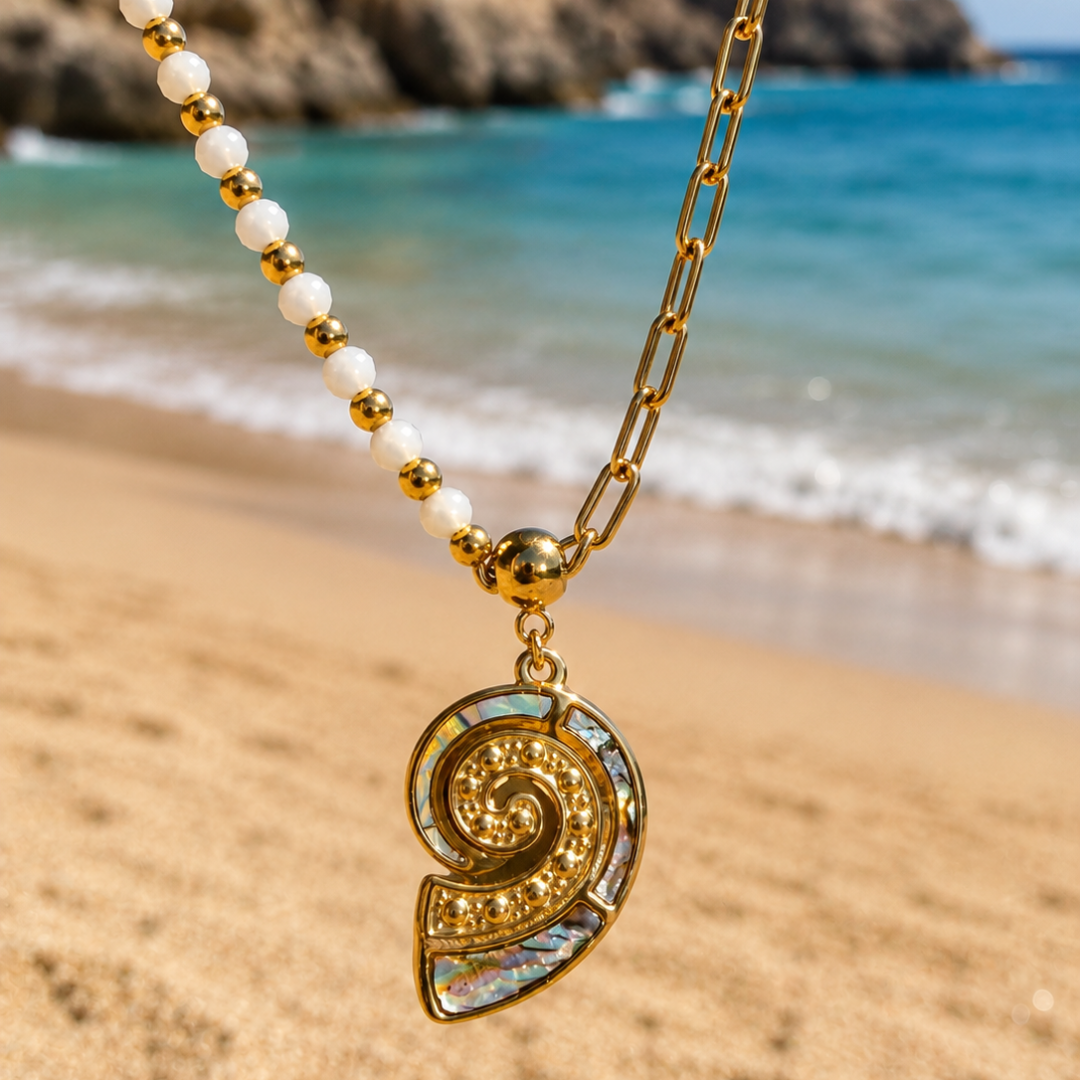 collar caracola de la colección Nalume con cristal blanco y acero inoxidable