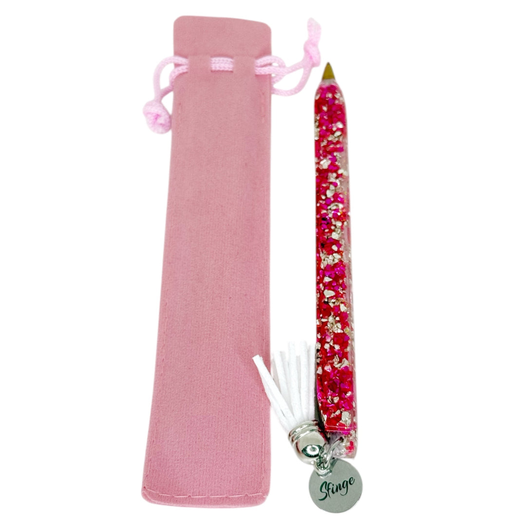 Bolígrafo personalizado de resina rosa con funda, colgante grabado y borla – Hecho a mano por Sfinge Joyas
