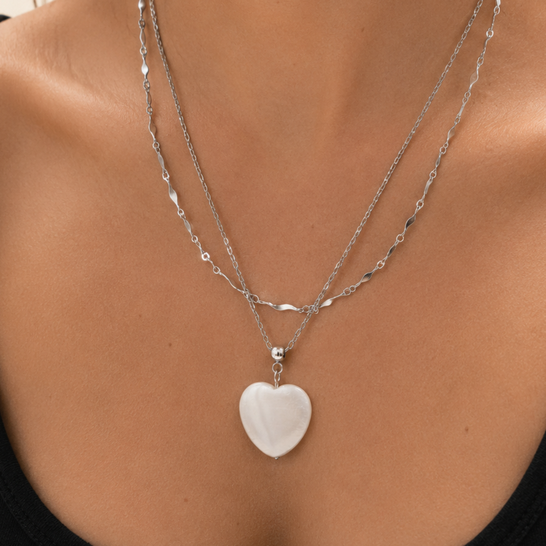 Collar doble capa con corazón de nácar de río en acero plateado sfinge