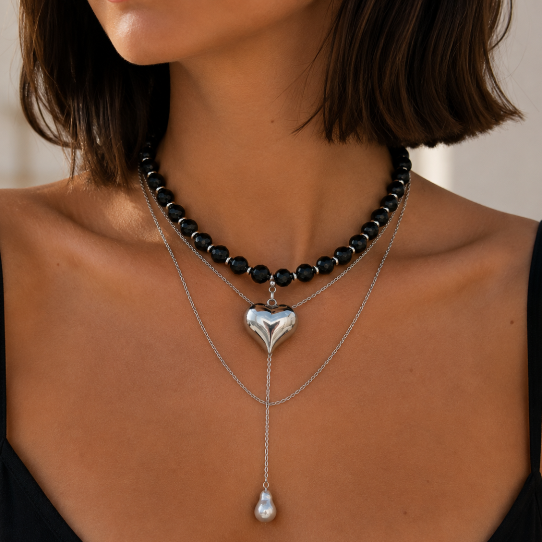 Gargantilla iconica con cristal negro y corazon de acero