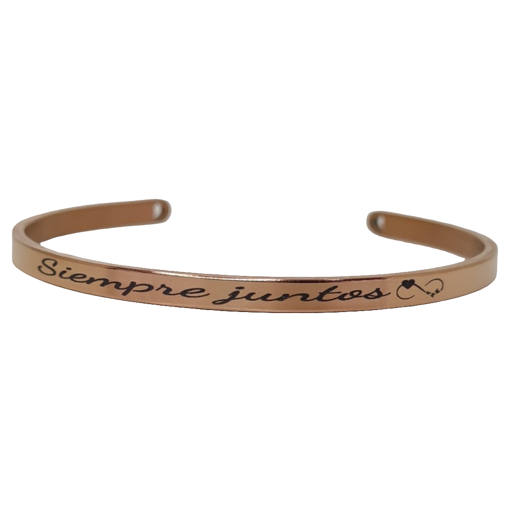Brazalete personalizado en oro rosa: elegancia y significado en un solo detalle