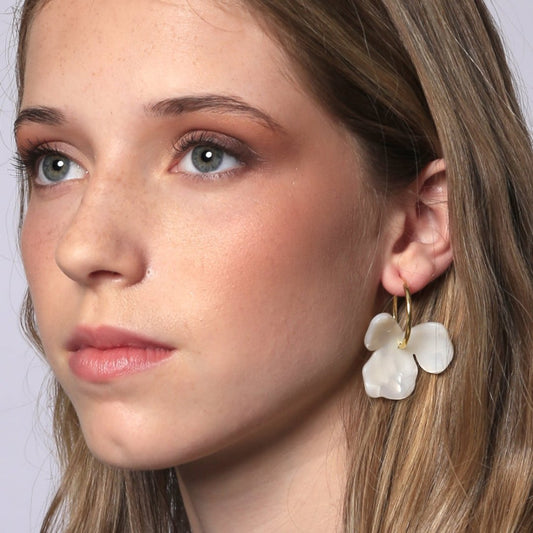 Pendientes de Aro con Flor - Elegancia Natural para tu Día a Día