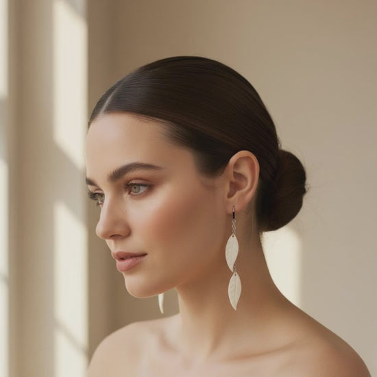 Pendientes hoja de nácar natural largos – Diseño elegante Sfinge Joyas