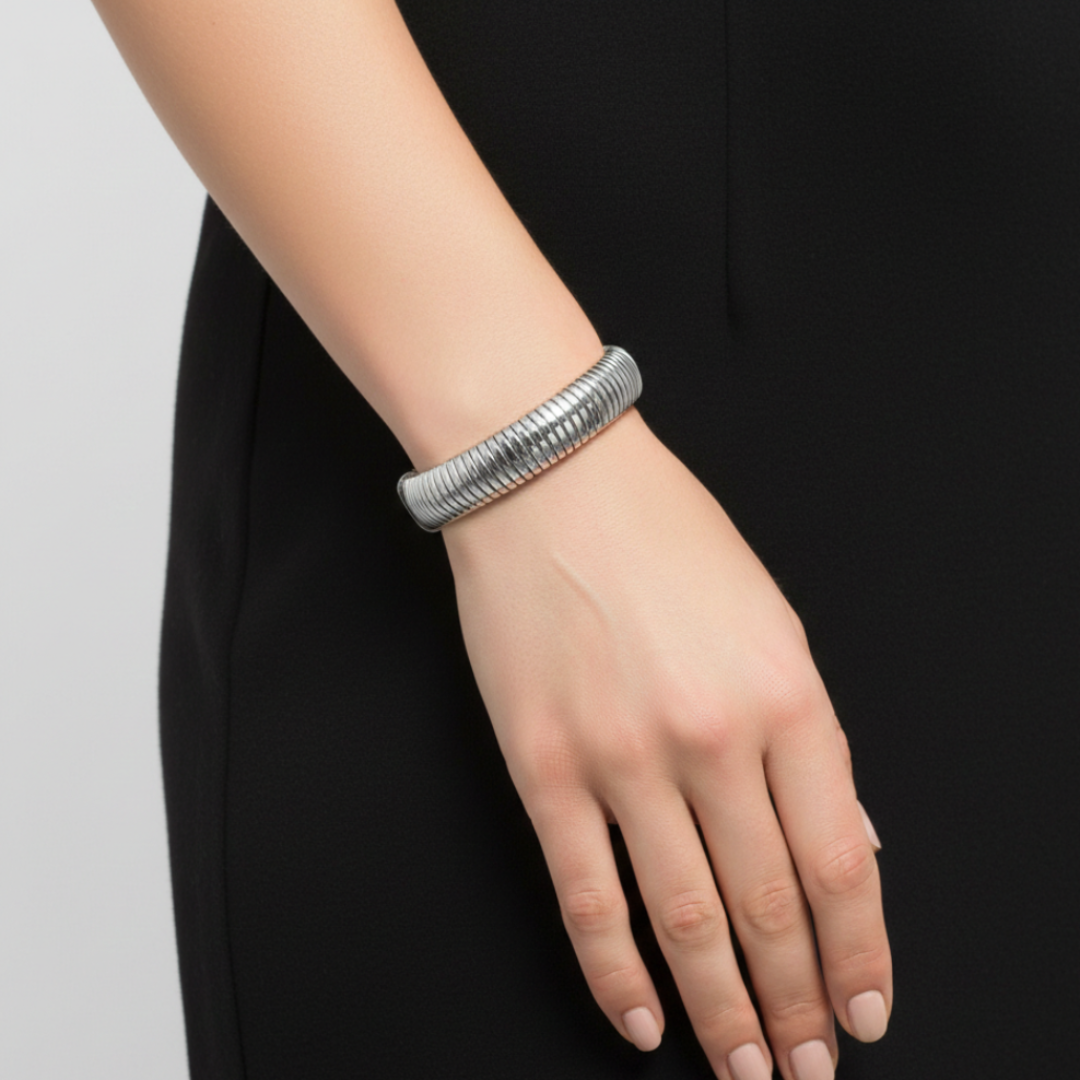 Brazalete rígido tubular efecto muelle en acero con baño en platino
